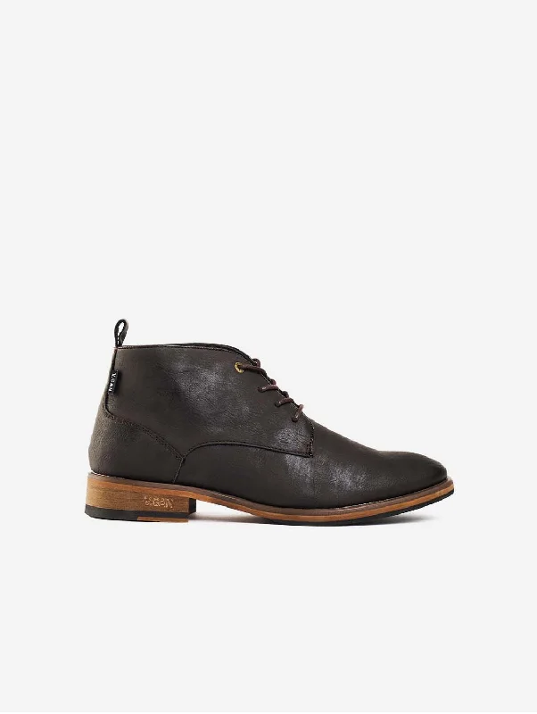 Comfortable Travel Shoes Goji 2 Men's Vegan Leather Chukka Boots | Brown